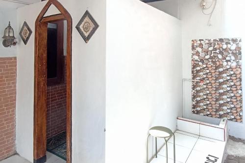 a room with a chair and a mirror at Tutus Homestay Syariah RedPartner in Bugul