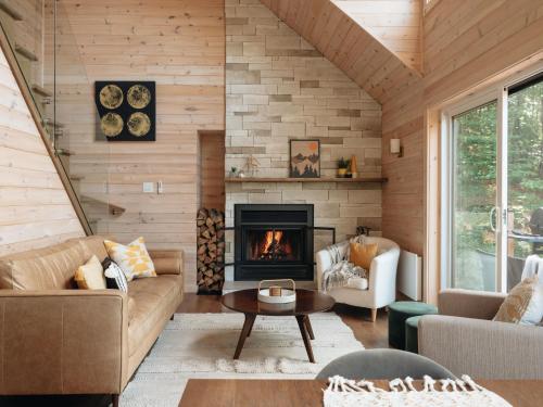 Posezení v ubytování Le Montagnia escape to Tremblant with hot tub