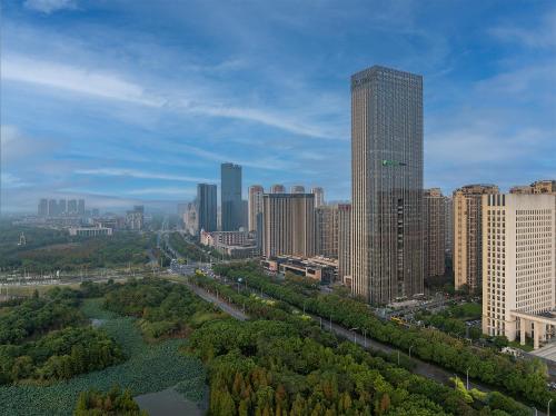 南昌南昌高新智选假日酒店的鸟瞰高楼林立的城市