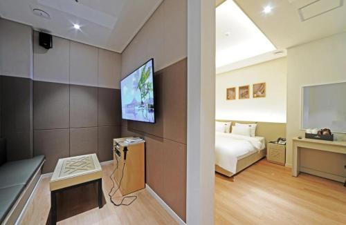 Seosan Hound Hotelにあるテレビまたはエンターテインメントセンター