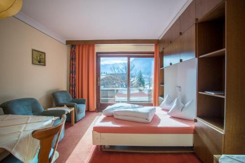 Cette petite chambre comprend un lit et une fenêtre. dans l'établissement Appartement Pillersee, à Sankt Ulrich am Pillersee