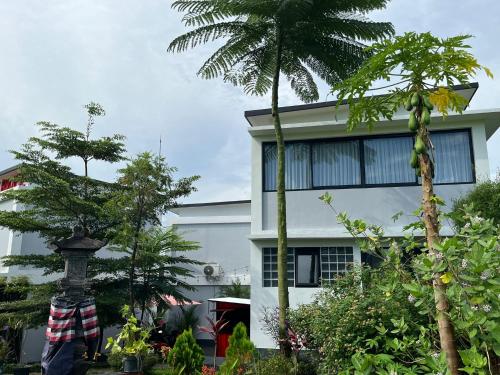 Jardín al aire libre en Maple Ridge Ubud Villas with Rice Field View