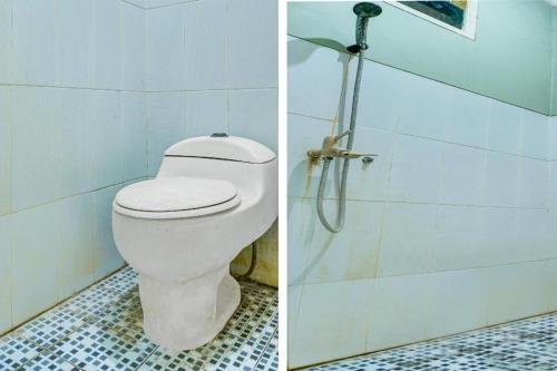 ein Badezimmer mit Toilette und Dusche in der Unterkunft OYO Life 91205 Rindang Guesthouse Syariah in Karawang