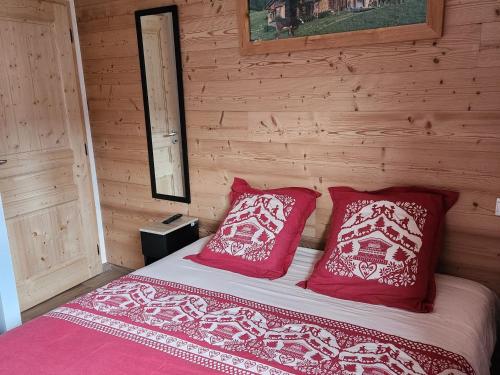 a bedroom with a bed with red and white pillows at Appartement 2 pièces, 4 pers., proche centre & remontées, balcon, parking, WiFi - FR-1-676-197 in Châtel