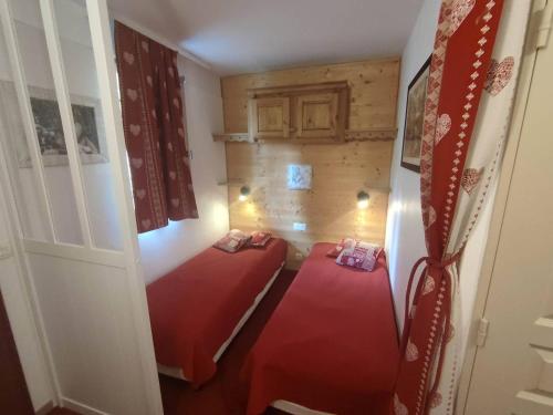 Una pequeña habitación con dos camas en una habitación. en Appartement rénové 2 pièces, 4 pers. à Isola 2000, proche pistes - FR-1-292-215, en Isola