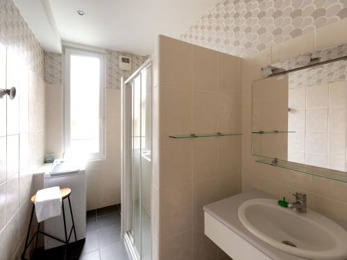 une salle de bain blanche avec un lavabo et un miroir dans l'établissement Appartement Art Nouveau Nancy, proche Villa Majorelle - FR-1-584-358, à Nancy