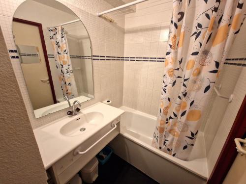 Photo de la galerie de l'établissement Studio coquet pour 4 au cœur de Valfréjus avec balcon - FR-1-265-355, à Modane