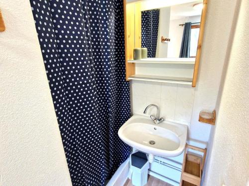 une petite salle de bain avec un lavabo et un miroir dans l'établissement Apt 6/8 pers, 2 pièces, cabine, cœur de Valfréjus, WiFi, animaux admis - FR-1-265-354, à Modane