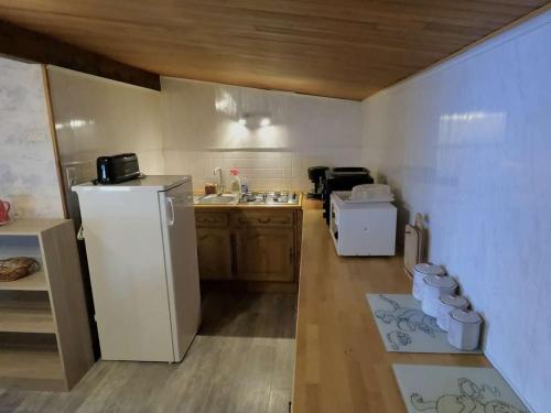 une petite cuisine avec un réfrigérateur et un évier dans l'établissement Appartement 6 pers, 2 ch, Animaux admis, Parking, Balcon exposé Sud - FR-1-263-540, à Valloire