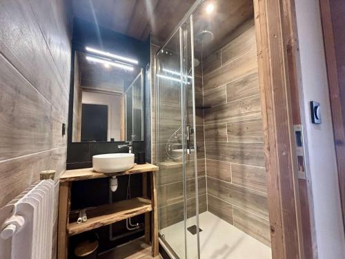 une salle de bain avec une douche en verre et un lavabo dans l'établissement Studio pour 6 à L'Alpe d'Huez, proche pistes, casier à skis - FR-1-405-363, à Huez