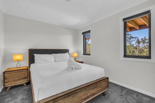MiradorにあるMirador Zenscape - 5 bedroomの白いベッドルーム(大型ベッド1台、窓2つ付)