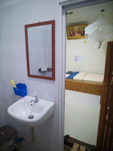 a bathroom with a sink and a bunk bed at Manel Guesthouse and Restaurant in Sen Monorom