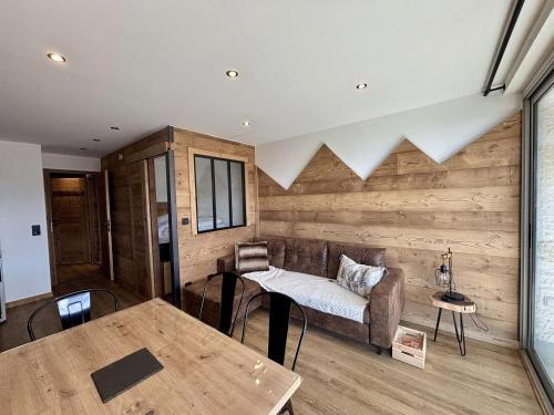 un salon avec un canapé et une table dans l'établissement Studio pour 6 à L'Alpe d'Huez, proche pistes, casier à skis - FR-1-405-363, à Huez