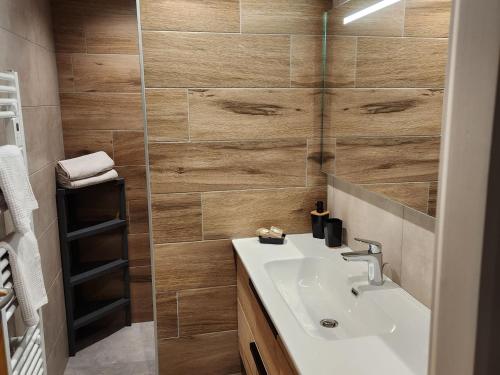 Koupelna v ubytování Bel appartement neuf 3 pièces pour 6 pers, Châtel, parking, balcon, proche centre - FR-1-676-196