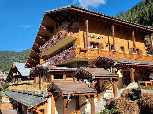 un grand bâtiment avec des balcons sur le côté dans l'établissement Bel appartement neuf 3 pièces pour 6 pers, Châtel, parking, balcon, proche centre - FR-1-676-196, à Châtel