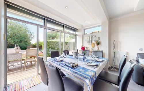 une salle à manger avec une longue table et des chaises dans l'établissement Cozy Home In Saint-Pierre-Doléron, à Saint-Pierre-dʼOléron