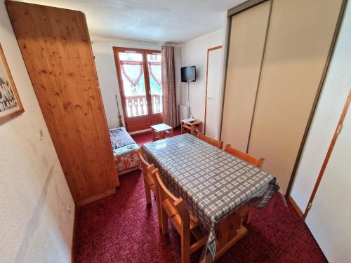 Photo de la galerie de l'établissement Appartement cosy 2 pièces, 4 pers, centre station Valfréjus, proche télécabines - FR-1-265-362, à Modane