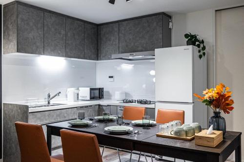 a kitchen with a table and chairs in a kitchen at 住吉月满-豪华全新一户建-住吉大社6分钟-关西机场直达40分-宽敞停车位-隔壁711超市 in Osaka