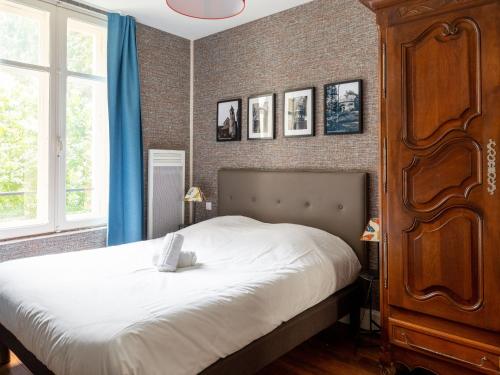 - une chambre avec un lit et une commode en bois dans l'établissement Appartement Art Nouveau Nancy, proche Villa Majorelle - FR-1-584-358, à Nancy