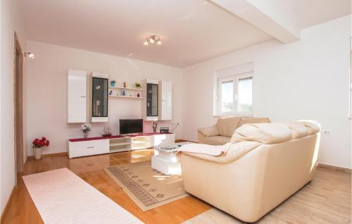 Four-Bedroom Apartment In Sibenik