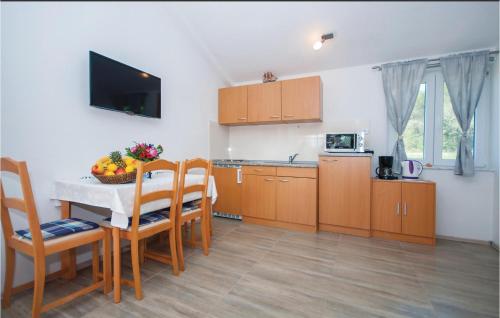 Η κουζίνα ή μικρή κουζίνα στο Holiday Home - Holiday Home Zadar 6