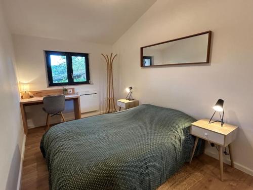 une chambre avec un lit, un bureau et un miroir dans l'établissement Lou Mazet - Nîmes, à Nîmes