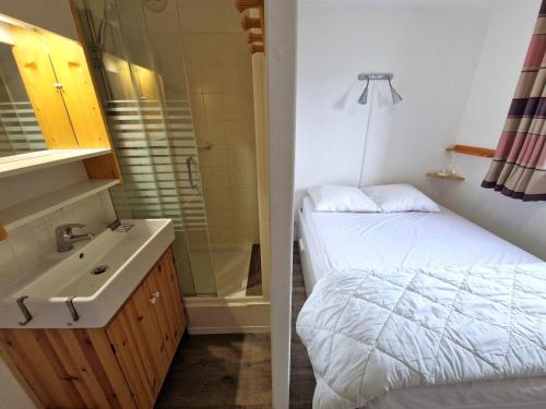 La salle de bains est pourvue d'un lit, d'un lavabo et d'une douche. dans l'établissement Appartement spacieux 8 pers, cœur de Valfréjus - FR-1-265-351, à Modane