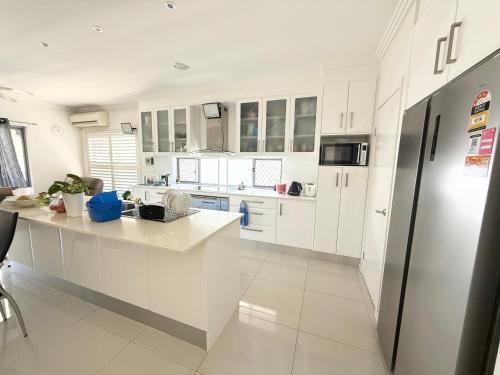 Η κουζίνα ή μικρή κουζίνα στο 2 spacious rooms with shared bathroom in Modern Sunnybank Home