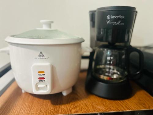 Utensilios para hacer té y café en Belles Home Relaxing Place SMDC Hope Residences