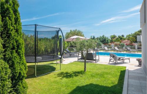 Πισίνα στο ή κοντά στο 8 Bedroom Beautiful Home In Liznjan