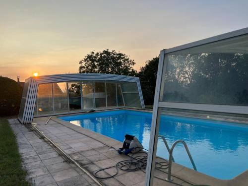 une maison avec une piscine à côté d'un bâtiment dans l'établissement 9 Écluses-Canal du midi Logement entier T2 climatisé avec piscine, à Béziers