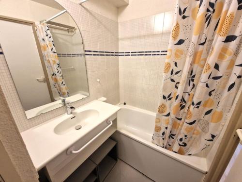une salle de bain avec un lavabo et un rideau de douche dans l'établissement Studio chaleureux 4 pers avec balcon, idéal station Valfréjus - FR-1-265-360, à Modane