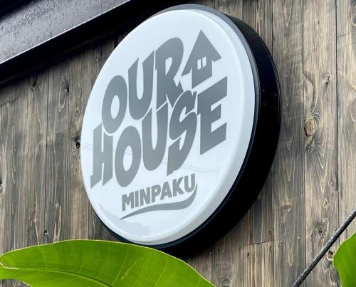 a frisbee sign on a wooden wall at 海近!サウナとBBQが楽しめる一棟貸しOURHOUSE-Mie in Nishiki