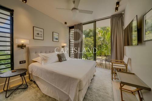 Un pat sau paturi într-o cameră la Luxueuse Villa Monticello, Golf & Spa Resort