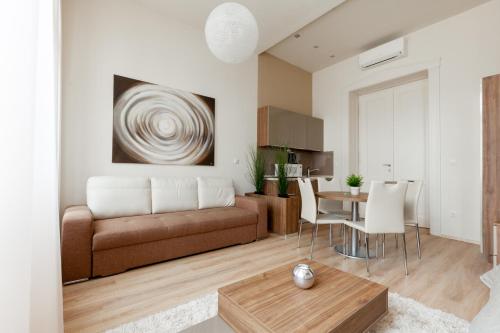 een woonkamer met een bank en een tafel bij Holidays Concept in Boedapest