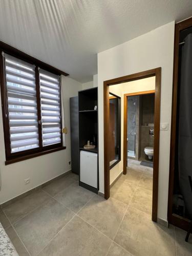 Cette chambre comprend une salle de bains pourvue de toilettes et d'une fenêtre. dans l'établissement Studio moderne hypercentre, à Strasbourg