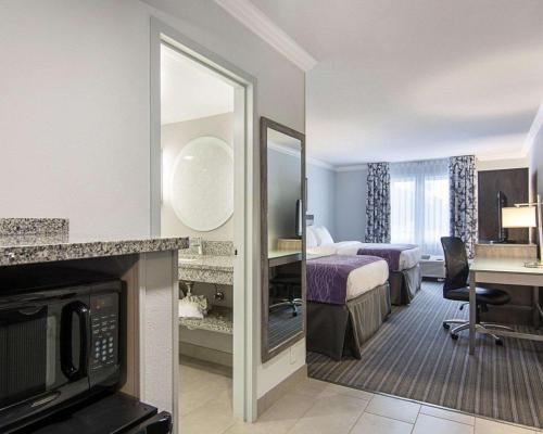 a hotel room with a bed and a mirror at Comfort Inn Williamsburg Gateway in Williamsburg