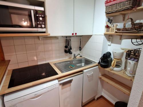 Photo de la galerie de l'établissement Charmant 2 pièces, Valfréjus, 50m remontées - FR-1-265-361, à Modane