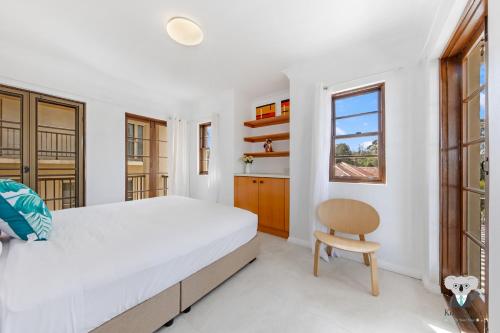 Ένα ή περισσότερα κρεβάτια σε δωμάτιο στο KozyGuru | Thornleigh 3BR House Nature Convenience