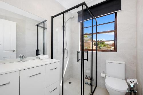 Ένα μπάνιο στο KozyGuru | Thornleigh 3BR House Nature Convenience