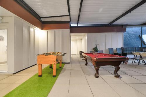 Sala de juegos en 2BR Condo with Breathtaking Panoramic Views