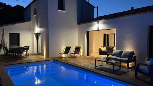 une piscine devant une maison dans l'établissement L'Ayucca, à Saint-Jean-de-Monts