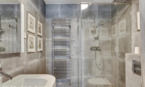 une salle de bain avec une douche, des toilettes et un lavabo dans l'établissement Another Attractive Flat near by St-Germain, St-Placide, à Paris