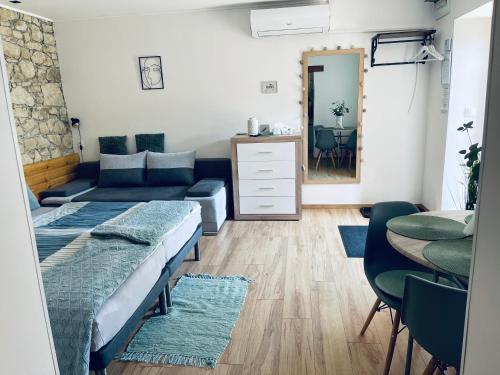 salon z łóżkiem i stołem w obiekcie Kaland apartman II. w mieście Sátoraljaújhely