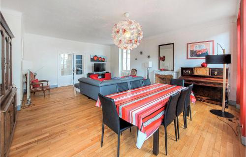 une salle à manger avec une table et un canapé dans l'établissement Beautiful Home In Volnay With Wifi, à Volnay