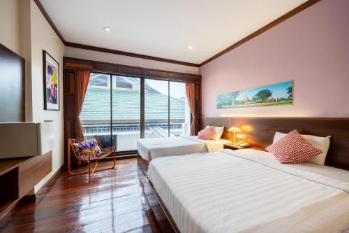 Una cama o camas en una habitación de The President Hotel at Chokchai 4