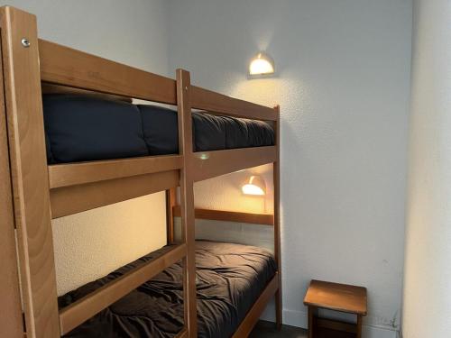 2 łóżka piętrowe w niewielkim pokoju z lampką w obiekcie Résidence Balcons Du Soleil 1 - T2/6pers BALCONS DU SOLEIL 42- Peyresourde MAE-9394 w mieście Germ