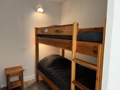 une chambre avec deux lits superposés dans une pièce dans l'établissement Résidence Balcons Du Soleil 1 - T2/6pers BALCONS DU SOLEIL 13-Peyresourde MAE-9614, à Germ