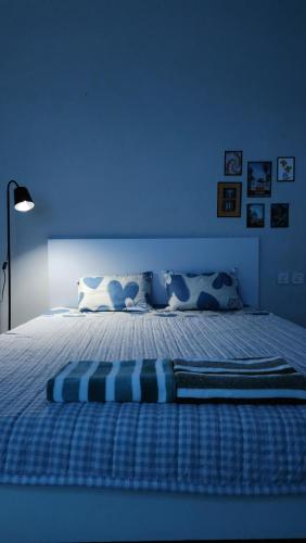 Habitación azul con cama con pared azul en Amazing studio in Hanoi, en Hanói