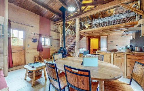 Dapur atau dapur kecil di Cozy Home In Les Fosses With Kitchen